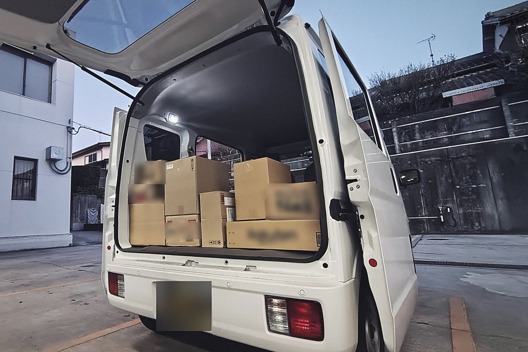 荷物を積んだ軽バンの荷室
